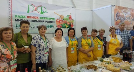 Vor dem Krieg: Der Rat der Landwirtinnen (UWFC-Zaporizhzhia) nahm an Ausstellungen, Messen und Festivals teil, um die Landwirtinnen, ihre Betriebe und Genossenschaften zu fördern.