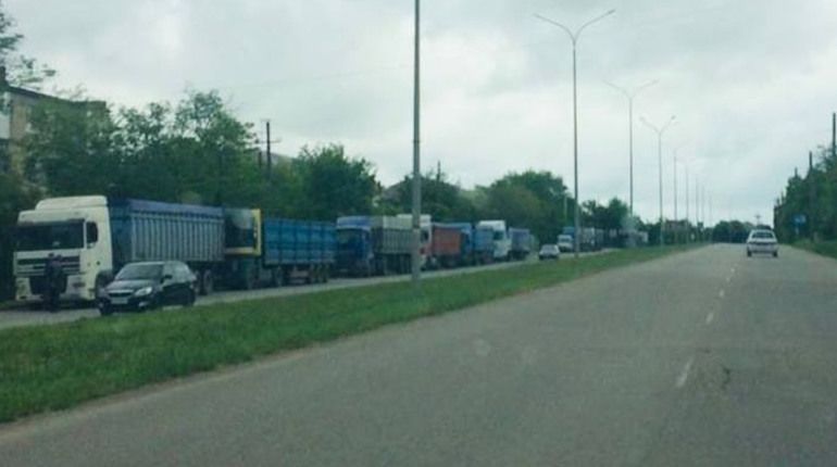 Lastwagen transportieren im April 202 ukrainisches Getreide illegal auf die Krim. Foto: privat aus der Region Saporischschja.