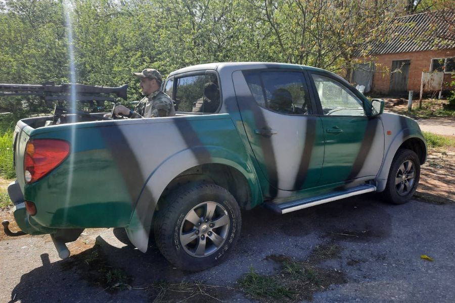 Ein Soldat der ukrainischen Armee auf einem von Landwirten gekauften Pick-up.