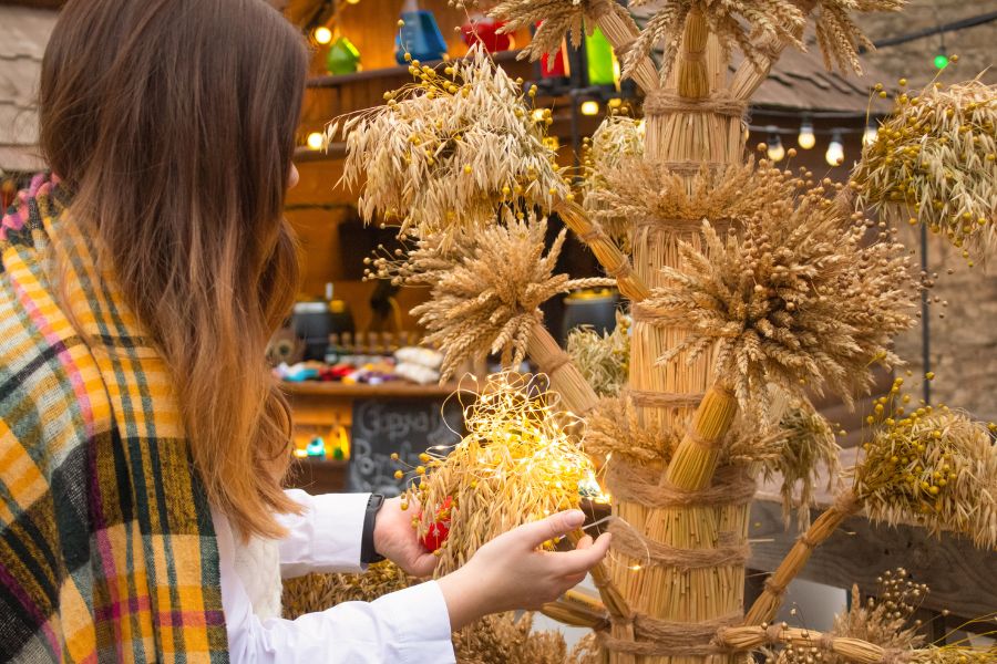 Didukh heißt die Weizengarbe, die der traditionelle ukrainische Weihnachtsschmuck ist.