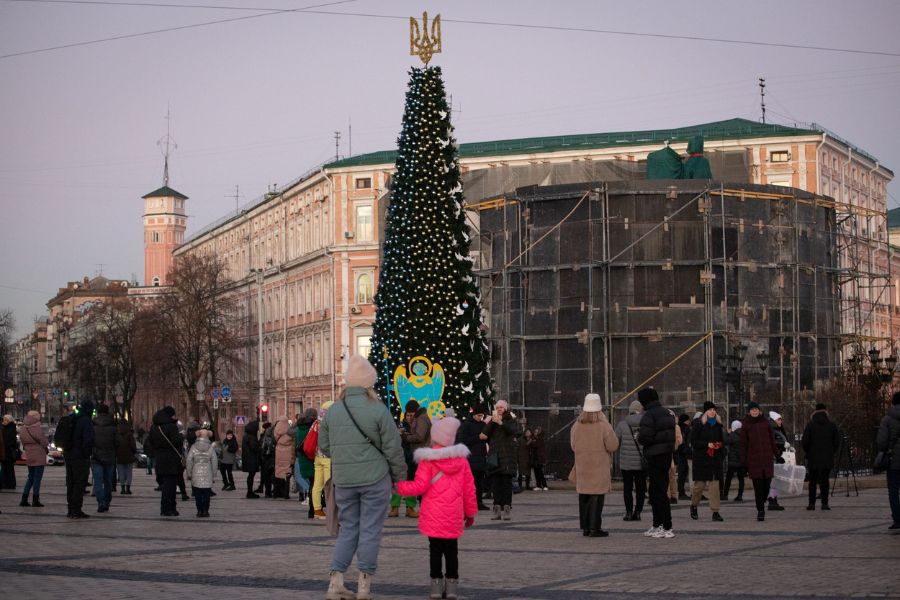 Die Ukrainer*innen lassen sich auch in Kriegszeiten Weihnachten nicht nehmen und stellen einen festlich geschmückten Tannenbaum nach europäischer Tradition auf. (Foto: Stadtverwaltung Kiew)